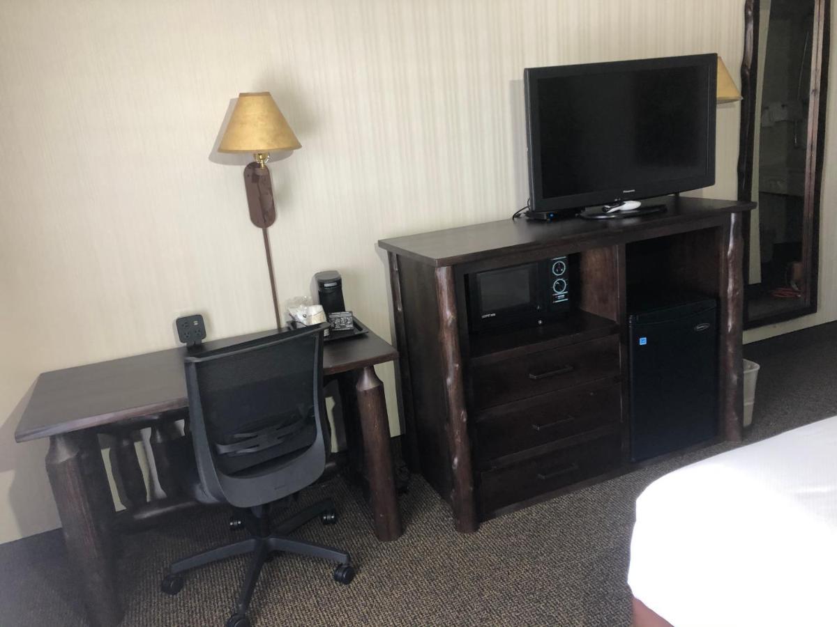 Clubhouse Inn West Yellowstone Bagian luar foto